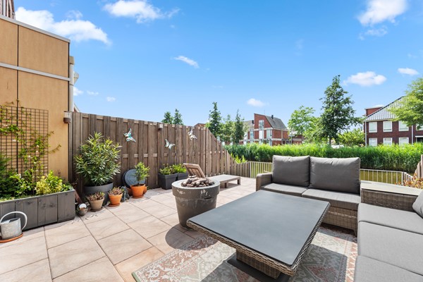 Royale tussenwoning met vier grote slaapkamers en heerlijk terras aan het water 
